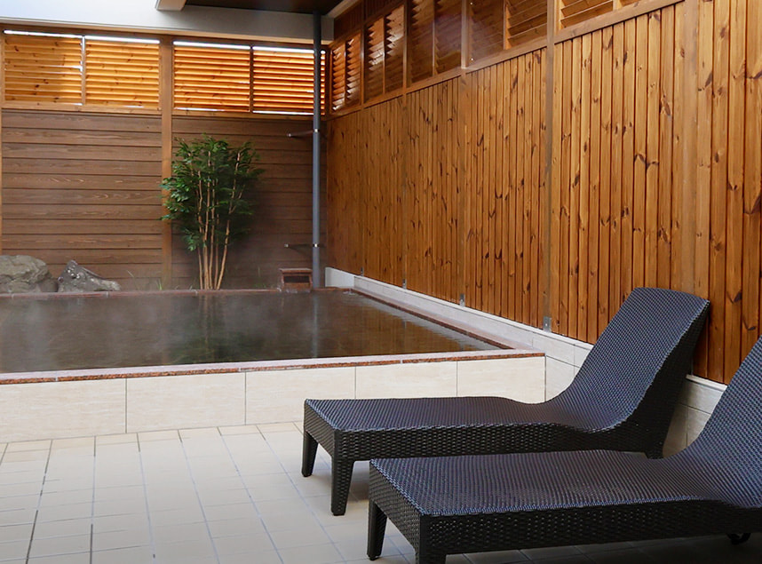 画像：デッキチェアを備えた露天風呂