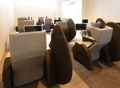 画像：個室感も確保されたリクライナールーム