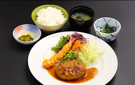 画像：ハンバーグ・海老フライ定食