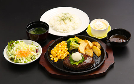 画像：白老牛100％ハンバーグ定食